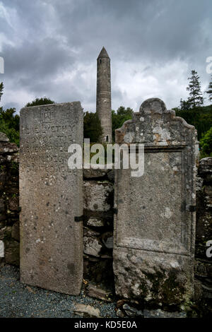 Vestiges de pierre de l'ancien établissement monastique construit en 6ème siècle à Glendalough, comté de Wicklow, Irlande Banque D'Images