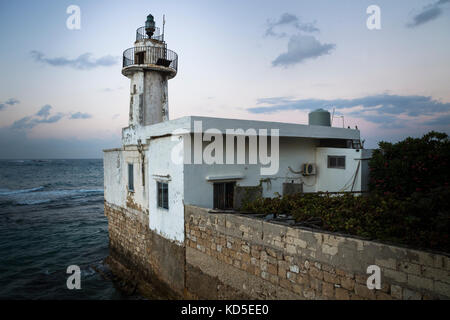 Coucher du soleil à ancien phare à Tyr, aigre, Liban Banque D'Images