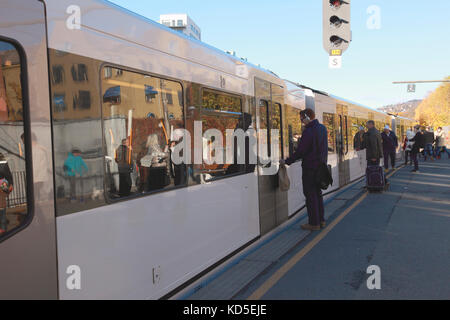 Les passagers de monter à bord d'un train à la station majorstuen, un important carrefour de transport à Oslo, Norvège Banque D'Images