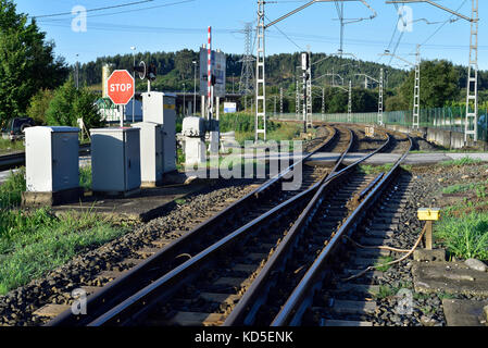 Le chemin de fer à Cabrojo, près de Santander, dans le Nord de l'Espagne, sur la route qui traverse le nord de la FEVE Espagne Banque D'Images