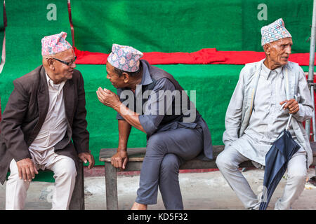 Les hommes assis sur un banc à parler à Katmandou Banque D'Images
