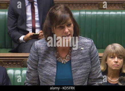 Claire Perry, ministre d’État au ministère des Affaires, de l’énergie et de la Stratégie industrielle, répond à une question urgente à la Chambre des communes suite à l’annonce que BAE Systems prévoit supprimer près de 2 000 emplois dans ses services militaires, maritimes et de renseignement. Banque D'Images