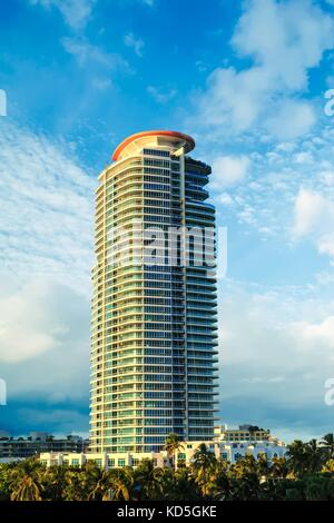 Tours de condominiums modernes le long de Miami beach waterfront Banque D'Images