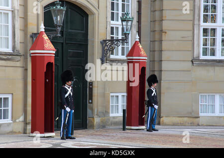En dehors de l'emplacement ou les gardes d'Amalienborg Palace copenhagen danemark Banque D'Images