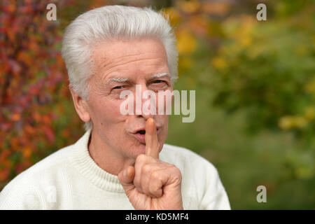 Man gesturing collés sur des lèvres silence Banque D'Images