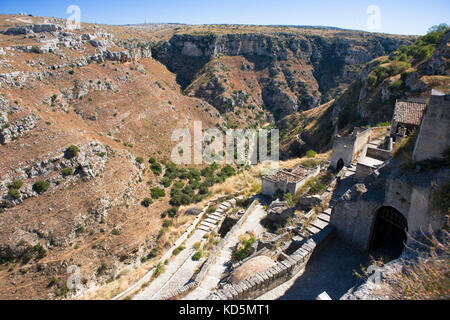 Le ravin de la Torrente Gravina di Matera de Rione Casalnuovo dans le Dodici Lune Sassi, Matera, Basilicate, Italie Banque D'Images