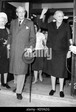 La Photo Doit Être Créditée ©Alpha Press 050000 27/10/1963 L'Affaire Profumo. M. Harold MacMillan, l'ancien premier ministre, a quitté l'hôpital King Edward V11 à Londres après avoir fait l'objet d'une opération. Il restera à Claridges Hotel pendant un temps jusqu'à ce que ses médecins lui donnent la permission de partir pour une période de convalescence dans le pays. Harold MacMillan avec sa femme, Lady Dorothy MacMillan, quitte l'hôpital. Banque D'Images