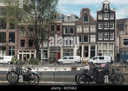AMSTERDAM, Pays-Bas - 24 juillet 2017:quai de la vieille ville d'Amsterdam avec des vélos en stationnement et maisons de danse Banque D'Images