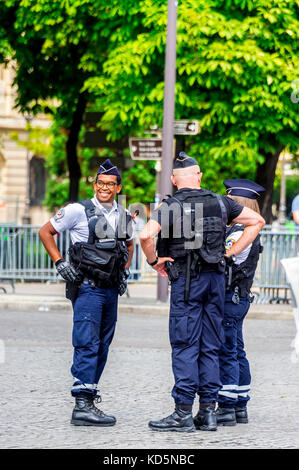 Paris, France. 17 juillet 13. Serré de sécurité comme Donald Trump visites Président français Emmanuel Macron Banque D'Images