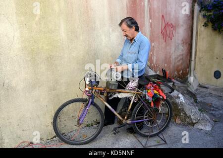 Affûtage des couteaux et ciseaux homme de son vélo location Sintra Portugal Banque D'Images