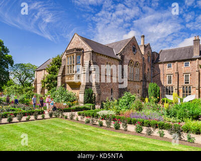 9 juillet 2017 : Wells, Somerset, England, UK - palais des évêques et des jardins en été. Banque D'Images