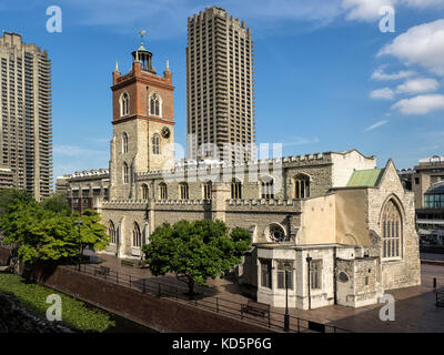 LONDRES (Royaume-Uni) - 25 AOÛT 2017 : vue sur l'église Crepplegate de St Giles dans le Barbican Center avec l'un des blocs de la tour résidentielle Barbican dans le Banque D'Images
