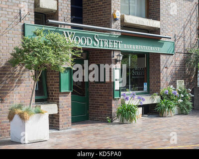 LONDRES, Royaume-Uni - 25 AOÛT 2017 : vue extérieure du bar et restaurant Wood Street dans le domaine Barbican Banque D'Images
