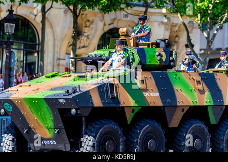 Paris, France. 14 juin 17. L'armée et la police françaises ont mis en avant un grand défilé du 14 juillet. Banque D'Images