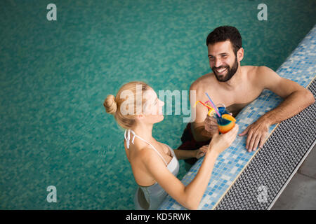 Happy happy couple relaxing in swimming pool Banque D'Images