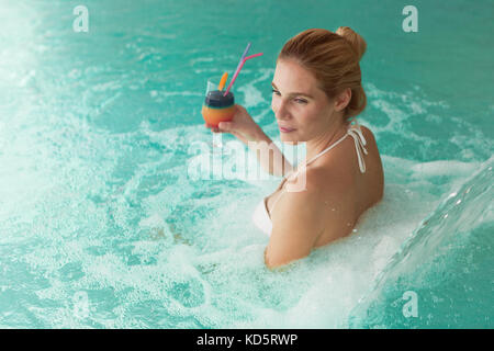 Portrait of Beautiful woman relaxing in swimming pool Banque D'Images