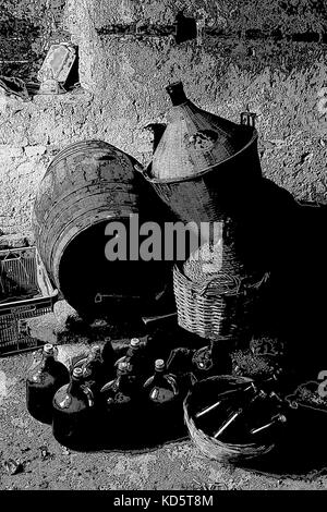 Illustration d'une vieille cave souterraine avec Bonbonnes, bouteilles de vins vieux Banque D'Images