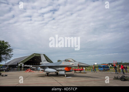 Un faucon de combat F-16 de General Dynamics est exposé au salon aérien de l'Armée de l'air royale des pays-Bas, à la base aérienne militaire de Leeuwarden, Banque D'Images