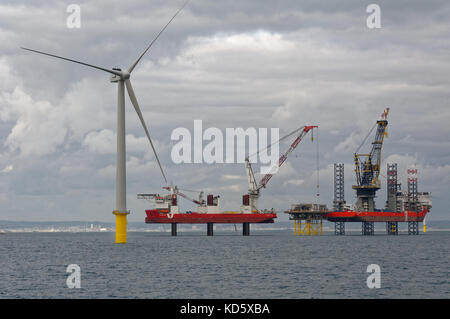 Le mpi Discovery et le Pacifique osprey au parc éolien offshore de rampion, près de Brighton, Angleterre. Banque D'Images