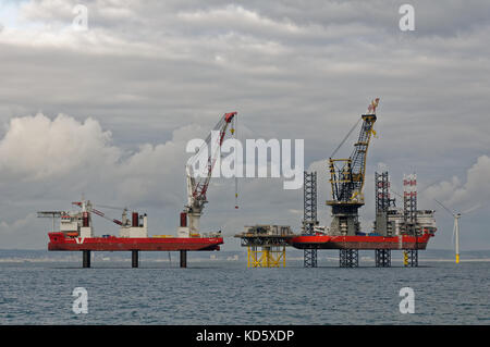 Le mpi Discovery et le Pacifique osprey au parc éolien offshore de rampion, près de Brighton, Angleterre. Banque D'Images