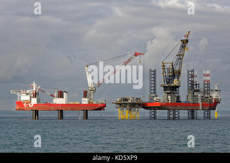 Le mpi Discovery et le Pacifique osprey au parc éolien offshore de rampion, près de Brighton, Angleterre. Banque D'Images