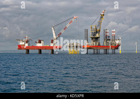 Le mpi Discovery et le Pacifique osprey au parc éolien offshore de rampion, près de Brighton, Angleterre. Banque D'Images