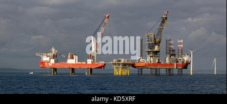 Le mpi Discovery et le Pacifique osprey au parc éolien offshore de rampion, près de Brighton, Angleterre. Banque D'Images