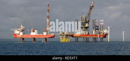 Le mpi Discovery et le Pacifique osprey au parc éolien offshore de rampion, près de Brighton, Angleterre. Banque D'Images