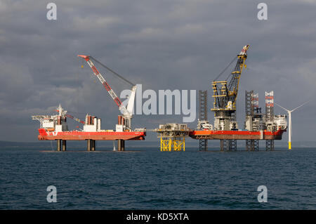 Le mpi Discovery et le Pacifique osprey au parc éolien offshore de rampion, près de Brighton, Angleterre. Banque D'Images