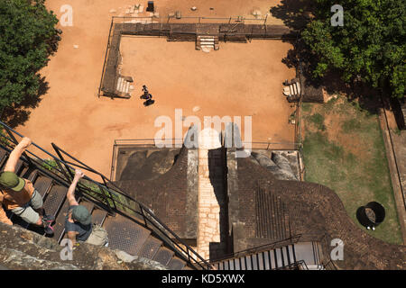 Sigiriya, Sri Lanka - 23 mars 2017 : touriste descendant les escaliers de Lions Rock, vue en angle élevé sur la zone d'entrée et les griffes de la statue Banque D'Images