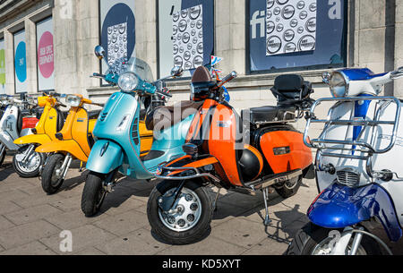 Brighton Mod Rally, août vacances de banque Scooters alignés sur show Banque D'Images