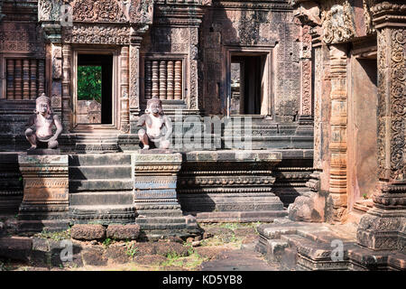 Monkey gardians carvings à Banteay Srei temple de grès rouge Banque D'Images