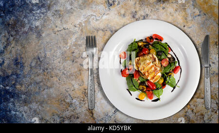 Le fromage halloumi grillé à l'ail verser l'huile d'olive aubergines grillées salade sorcière, tomates cerises, olives noires et d'épinards. alimentation saine. Vue de dessus o Banque D'Images