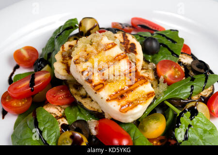 Le fromage halloumi grillé à l'ail verser l'huile d'olive aubergines grillées salade sorcière, tomates cerises, olives noires et d'épinards. alimentation saine. Banque D'Images