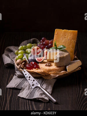 Assiette de fromage sur le bois brut Banque D'Images