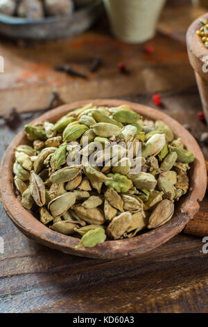 D'épices les plus chères au monde - cardamomes vertes avec des graines noires, utilisé comme ingrédient dans de nombreux plats et à usage médical close up Banque D'Images