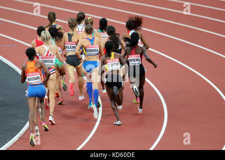 Esther CHEBET (Ouganda), Hanna Klein (Allemagne), Claudia BOBOCEA (Roumanie), Judith Jemutai KIYENG (Kenya), Sifan HASSAN (Pays-Bas, Hollande), Karoline Bjerkeli GRØVDAL (Norvège) qui se font concurrence sur le 1500m 2 à la chaleur, aux Championnats du monde IAAF 2017, Queen Elizabeth Olympic Park, Stratford, London, UK. Banque D'Images