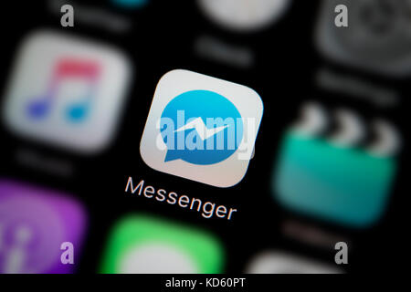 Un gros plan sur le logo de l'entreprise représentant l'icône de l'application Facebook Messenger, comme on le voit sur l'écran d'un téléphone intelligent (usage éditorial uniquement) Banque D'Images
