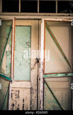 Porte de la vieille maison abandonnée Banque D'Images