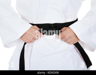 Jeune homme en Kimono de Karaté pratiquant sur fond blanc Banque D'Images