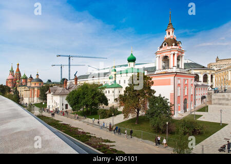 La rue varvarka avec ses cathédrales et églises - vue de nouveaux zaryadye park situé près de la place Rouge à Moscou, Russie Banque D'Images