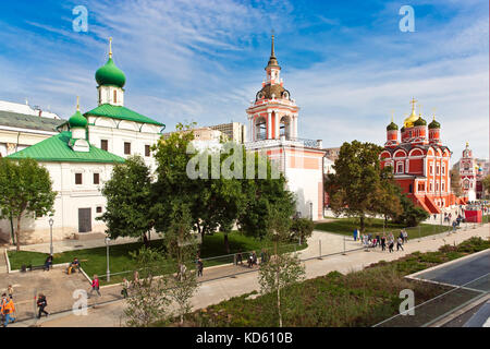 La rue varvarka avec ses cathédrales et églises - vue de nouveaux zaryadye park situé près de la place Rouge à Moscou, Russie Banque D'Images