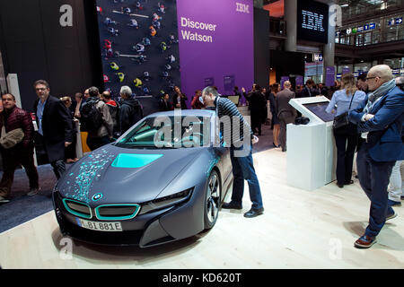 L'auto-conduite bmw i8 roadster et de la réalité virtuelle par hololens microsoft ibm company sur foire-exposition Cebit 2017 à Hanovre, Allemagne Banque D'Images