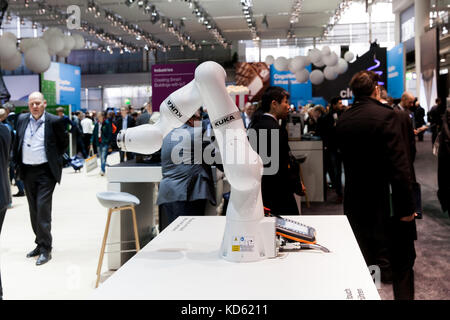 Main robot industriel KUKA dans l'industrie manufacturière sur l'exposition Cebit 2017 à Hannover Messe, Allemagne Banque D'Images