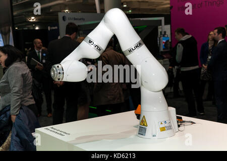 Kuka robot industriel part dans l'industrie manufacturière en exposition Cebit 2017 à Hanovre, Allemagne Banque D'Images