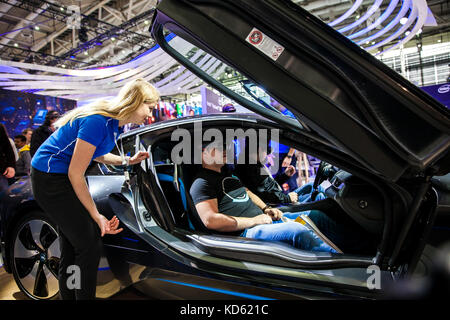 L'auto-conduite bmw i8 roadster et de la réalité virtuelle par hololens microsoft ibm company sur foire-exposition Cebit 2017 à Hanovre, Allemagne Banque D'Images