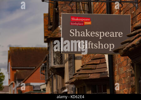 Cadeaux signe au-dessus de Shakespeare boutique appartenant à la Shakespeare Birthplace Trust, Henley Road, Stratford-upon-Avon, Warwickshire, Royaume-Uni Banque D'Images