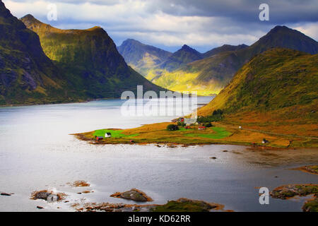 Lofoten ensoleillée journée. beau fjord en journée d'automne. Les roches colorées et l'eau bleue de la Norvège. Banque D'Images