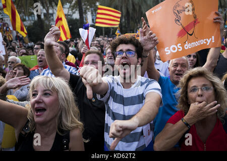 L'Espagne. 10 oct, 2017. Des dizaines de milliers de catalans est allé à la place près du Parlement européen de Barcelone pour entendre le discours du président et la déclaration d'indépendance après le référendum qui a eu lieu la semaine dernière. crédit : davie bosco/pacific press/Alamy live news Banque D'Images