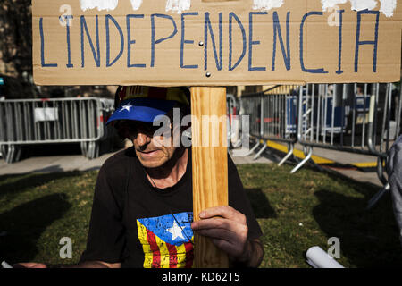 L'Espagne. 10 oct, 2017. Des dizaines de milliers de catalans est allé à la place près du Parlement européen de Barcelone pour entendre le discours du président et la déclaration d'indépendance après le référendum qui a eu lieu la semaine dernière. crédit : davie bosco/pacific press/Alamy live news Banque D'Images